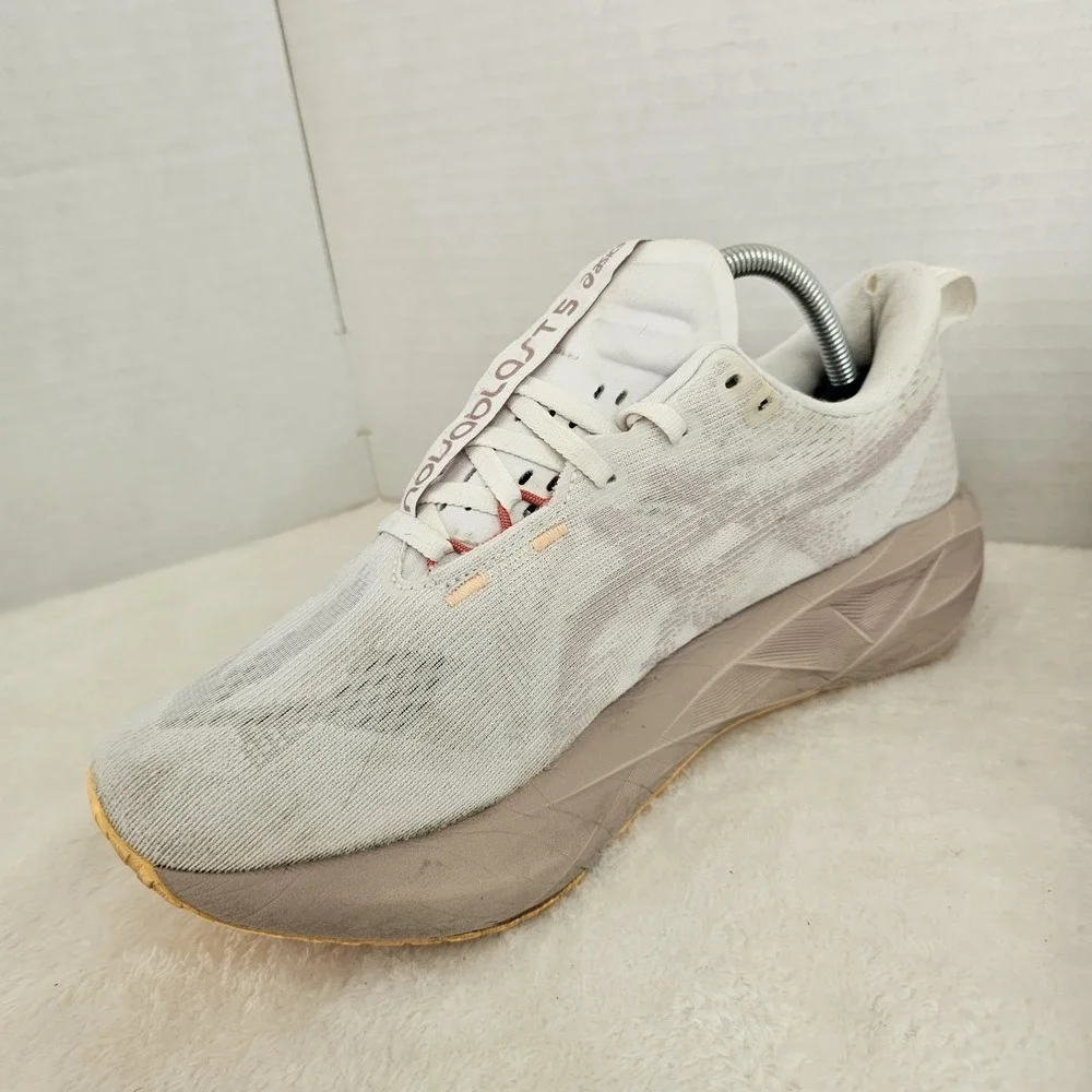 Asics women novablast